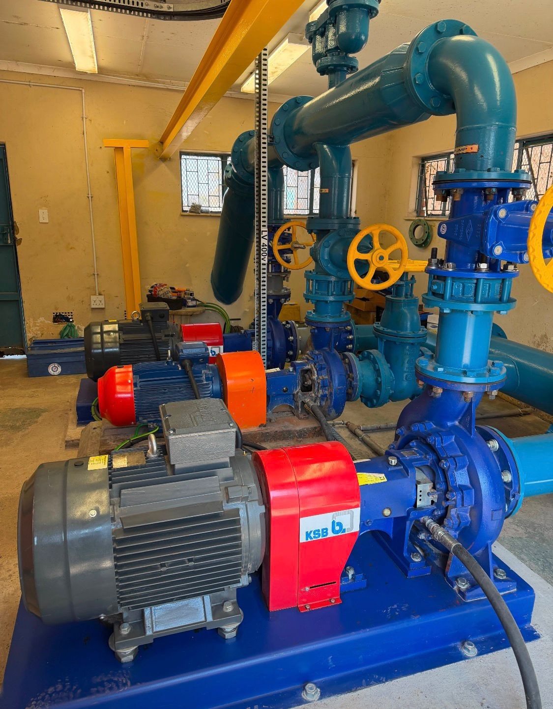 Pump and motor installation inside a pump station